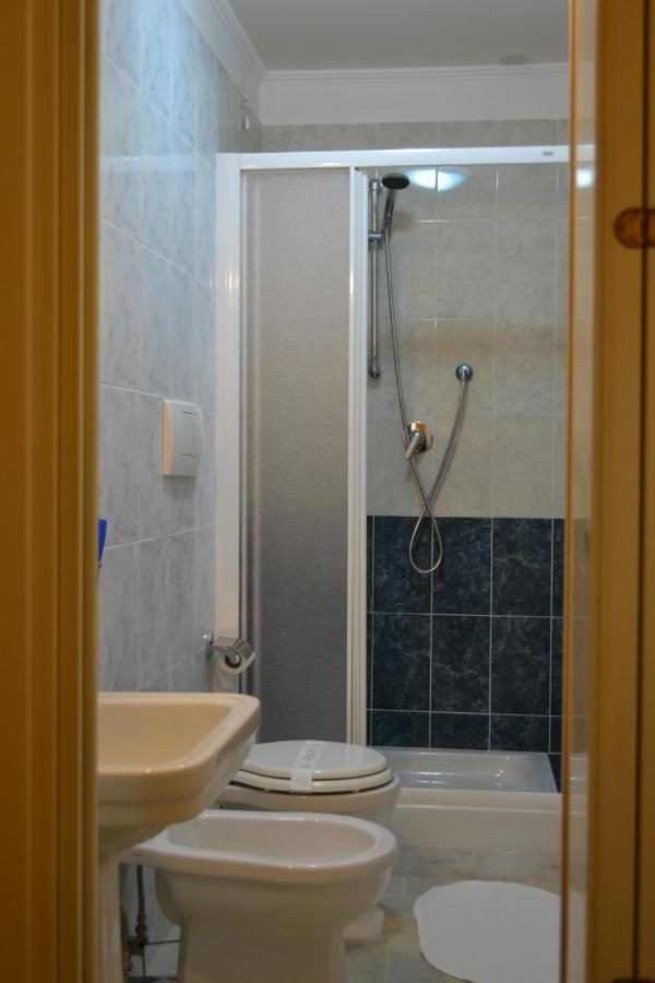 Tucci'S Roma Guest House ภายนอก รูปภาพ